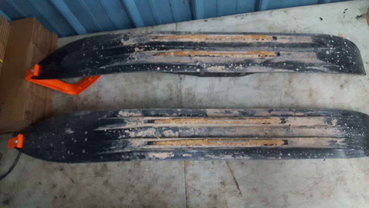 1998 Yamaha Sxr 700 Skis - Image 2
