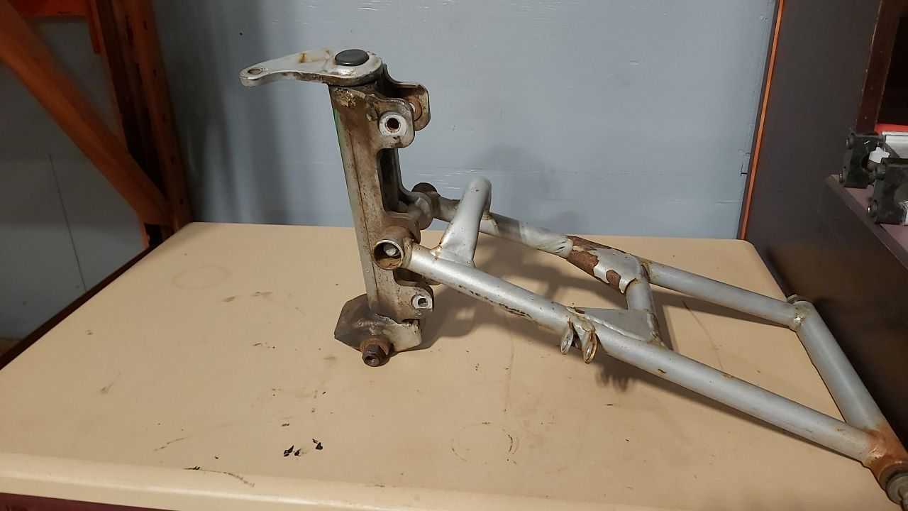 2003 - 2006 Arctic Cat ZR 900,T660, Spindle & Lower Left A-Arm