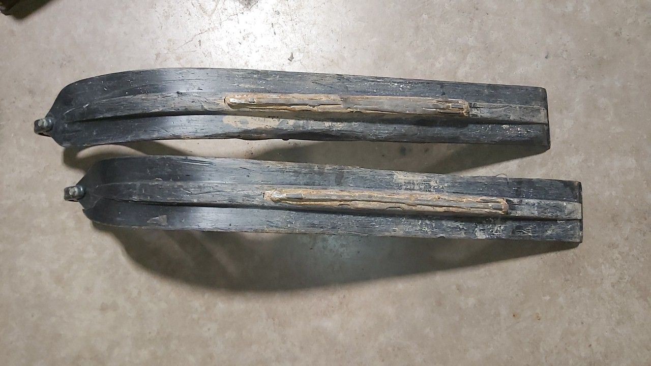 Skis Pair Black - Image 2