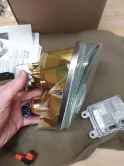 VICTORY OEM CROSS COUNTRY/CROSS ROADS/MAGNUM HID HEADLIGHT ASSY P/N 2877657 - Image 4