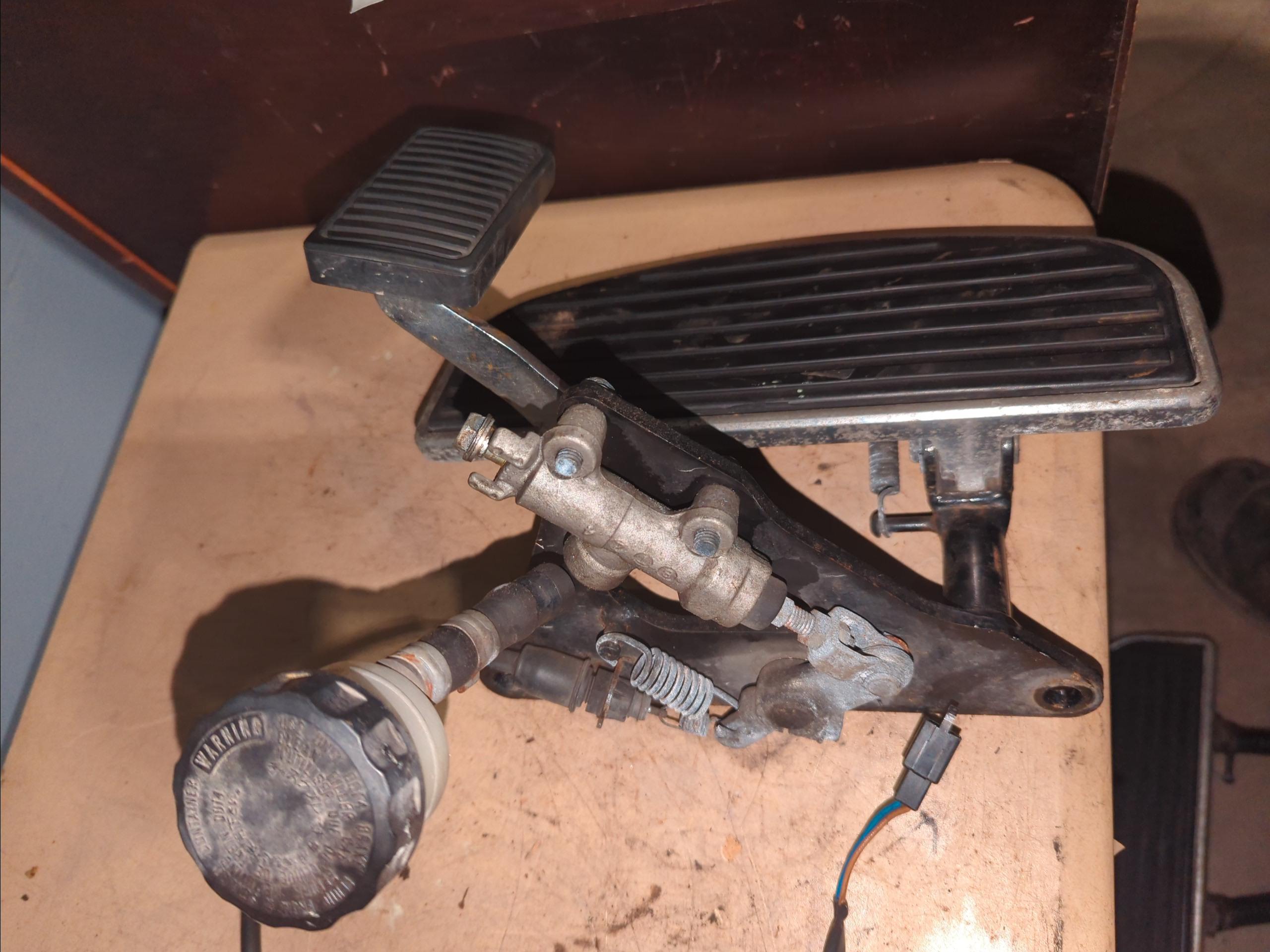 1998 - 2000 Kawasaki Vulcan 1500 Nomad - VN1500 Footboard RH With Rear Brake Master Cylinder - Image 4