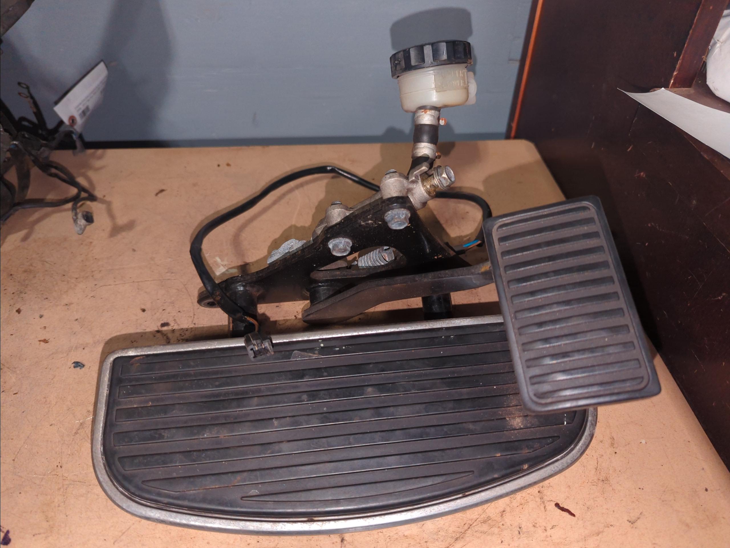 1998 - 2000 Kawasaki Vulcan 1500 Nomad - VN1500 Footboard RH With Rear Brake Master Cylinder - Image 2