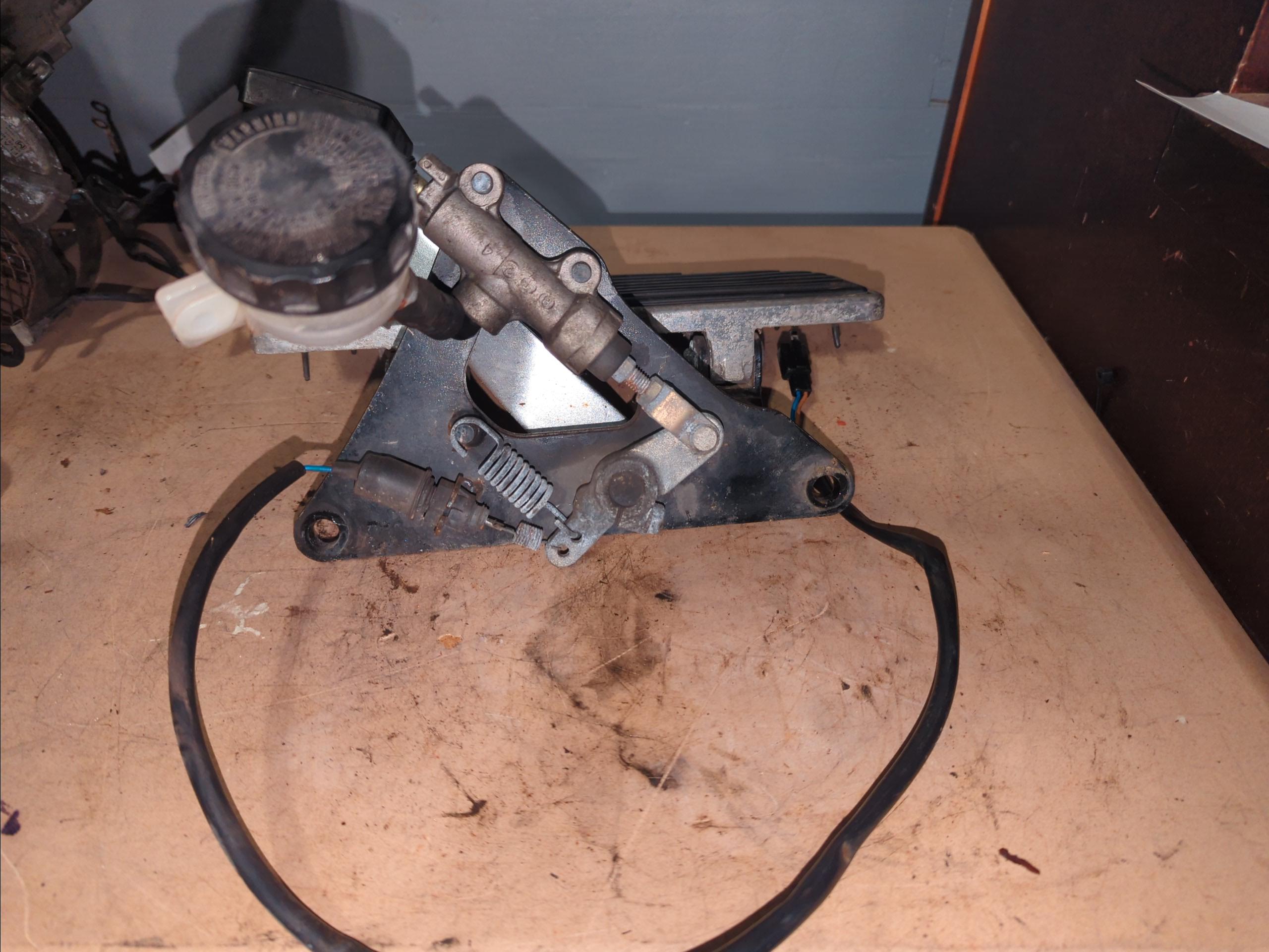 1998 - 2000 Kawasaki Vulcan 1500 Nomad - VN1500 Footboard RH With Rear Brake Master Cylinder - Image 5