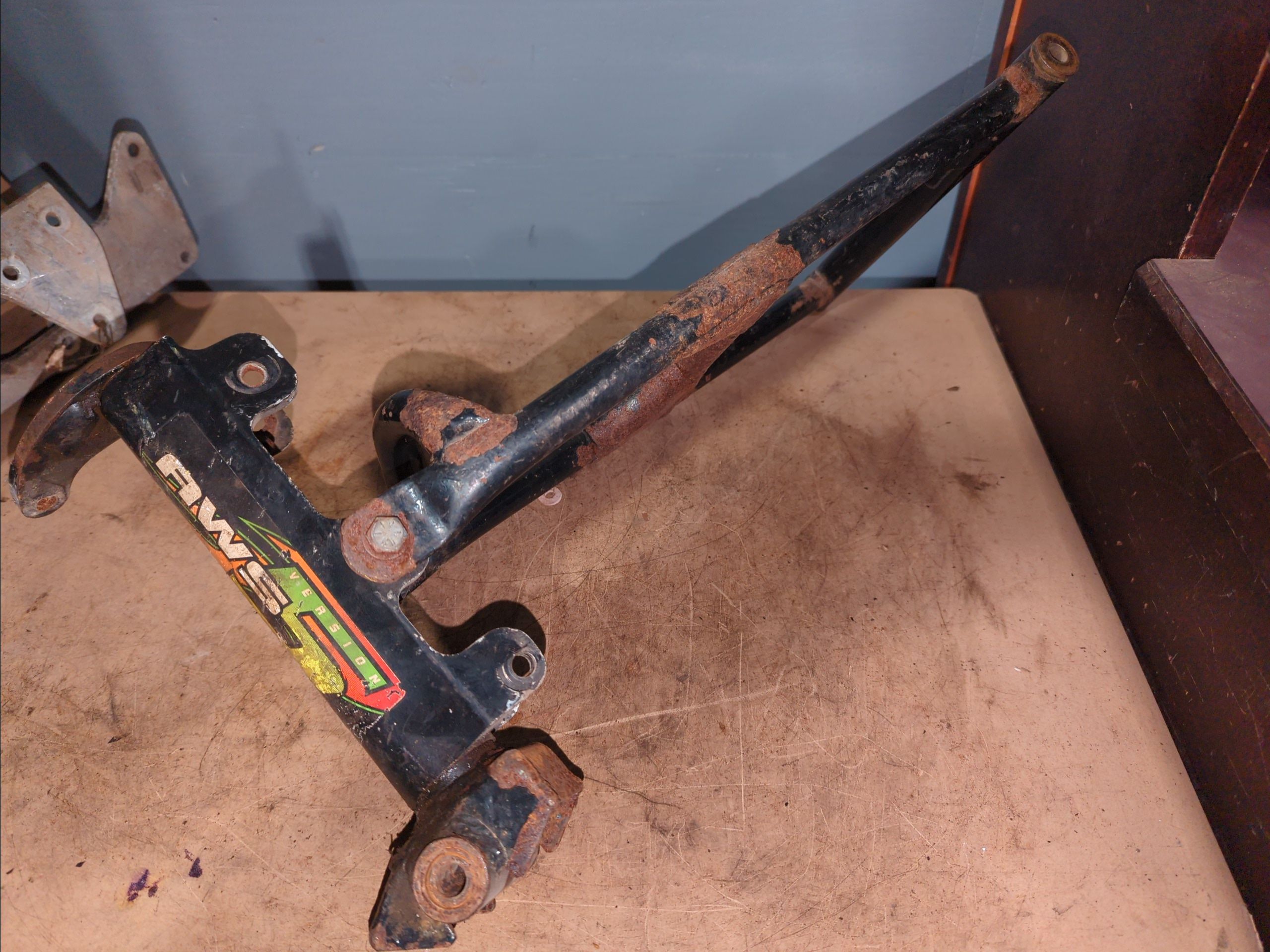 2001 -2002 Arctic Cat ZR 600/800 ZRT 600 Spindle, Steering - Right With Upper A-Arm - Image 2