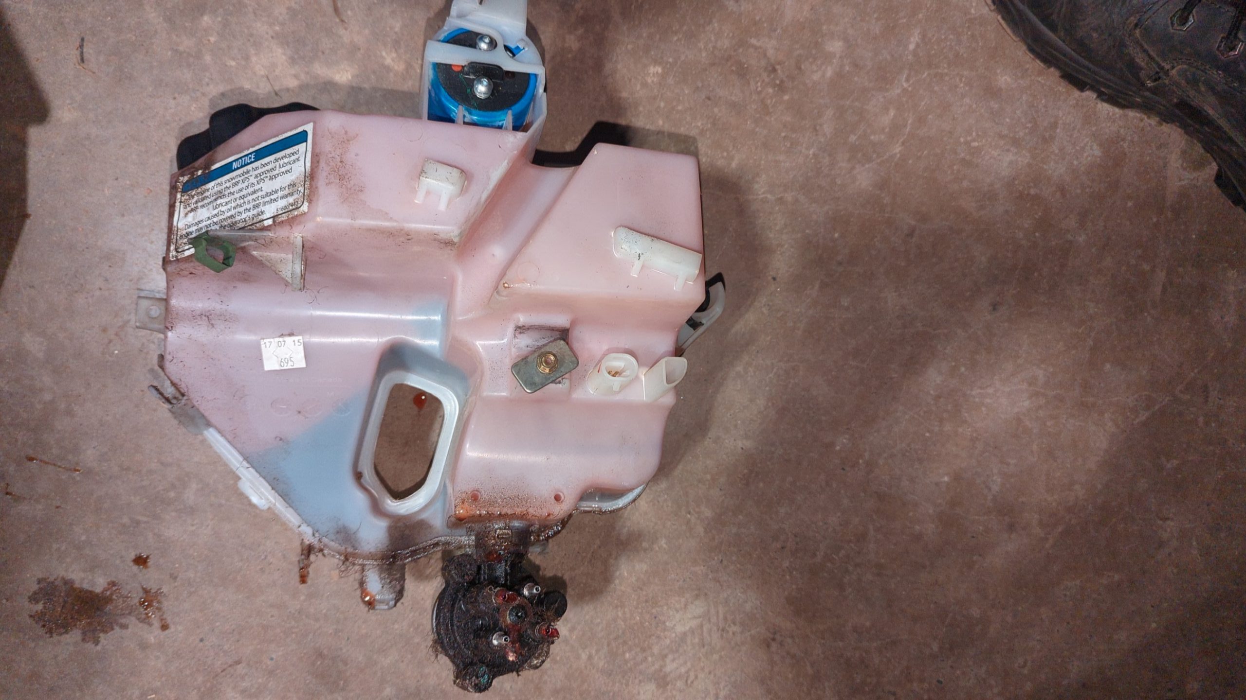 2016 Ski-Doo RENEGADE 800R E-TEC OIL Tank With PUMP - Image 2
