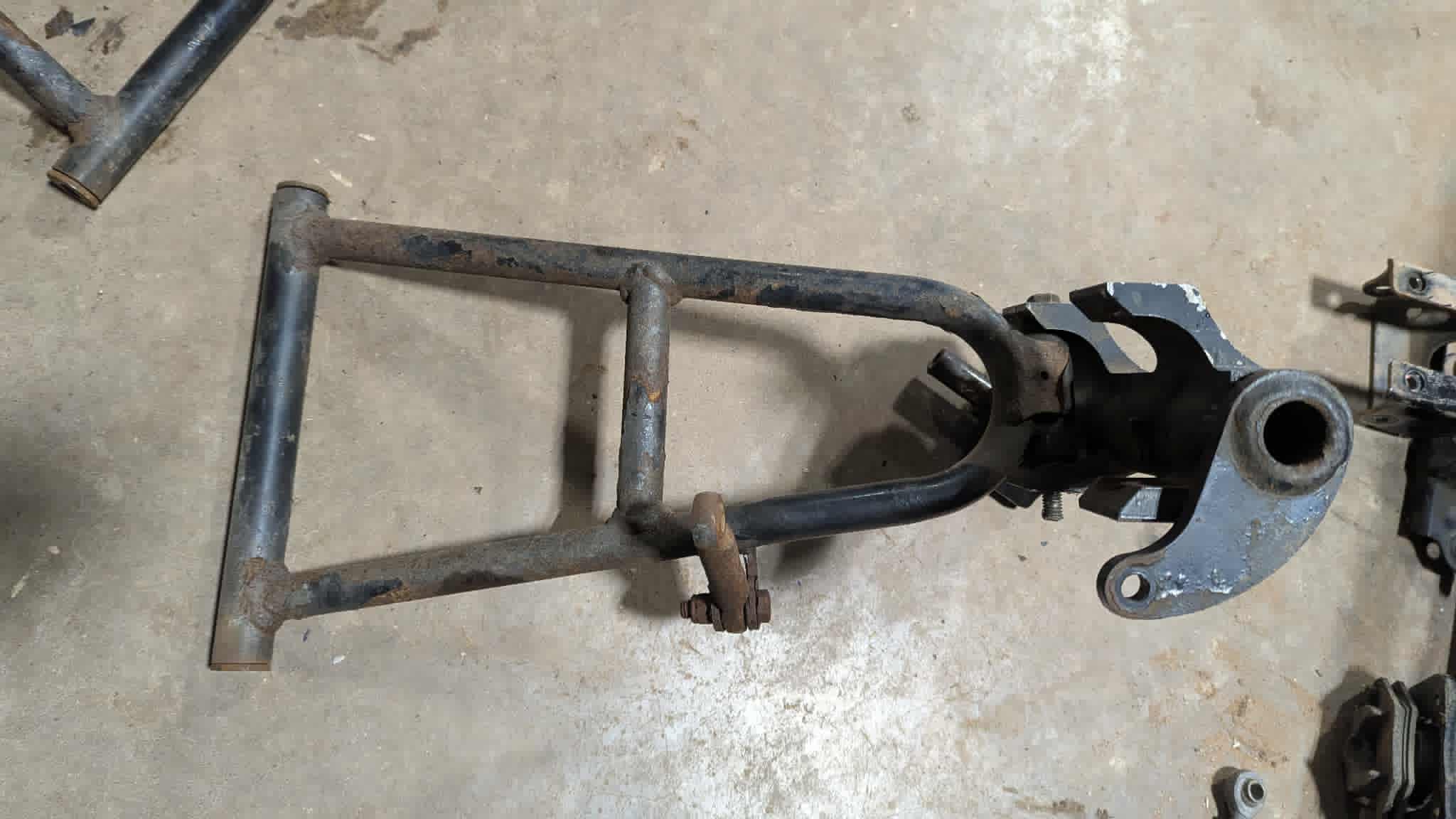 1998-2006 ZL 600 EFI SS SPINDLE AND ARM,LOWER-FAB.-RH (AWS V-43IN) - Image 2